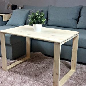 Skandynawski stolik kawowy z naturalnego drewna sosnowego