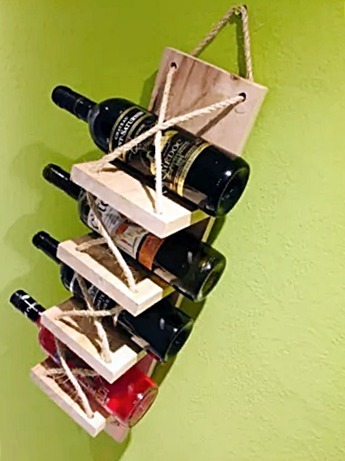 Drewniany stojak na wino – naturalny wieszak na butelki do kuchni - obrazek 2