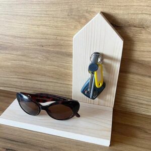 Drewniany wieszak na klucze z podstawką na portfel – organizer do przedpokoju Drewniany wieszak na klucze z podstawką na portfel – organizer do przedpokoju