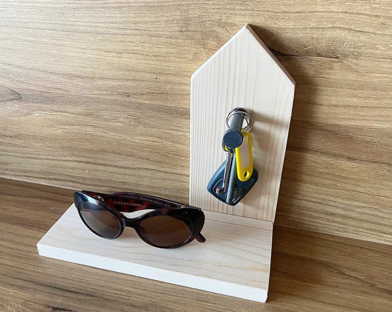 Drewniany wieszak na klucze z podstawką na portfel – organizer do przedpokoju