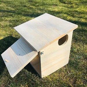 Drewniany domek dla wiewiórki – naturalne schronienie, budka, karmnik Drewniany domek dla wiewiórki – naturalne schronienie, budka, karmnik
