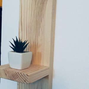 Minimalistyczna drewniana półka ścienna – lite drewno, ręczne wykonanie Minimalistyczna drewniana półka ścienna – lite drewno, ręczne wykonanie
