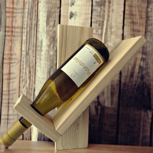 Drewniany stojak na wino – rustykalny wieszak na butelki do kuchni i baru Drewniany stojak na wino – rustykalny wieszak na butelki do kuchni i baru