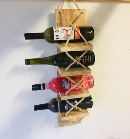 Drewniany stojak na wino – naturalny wieszak na butelki do kuchni - obrazek 3