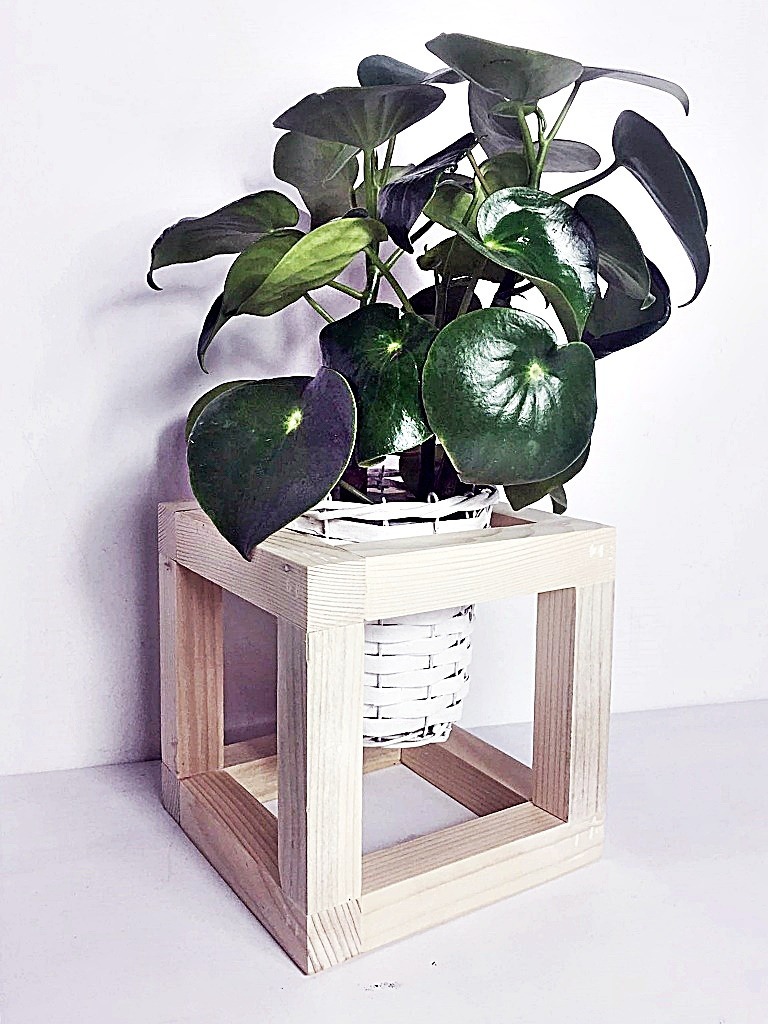 Industrialny stojak na doniczki – kwadratowa podstawka drewniana 25x25 cm - obrazek 2