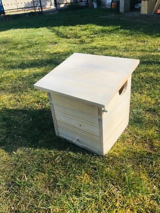 Drewniany domek dla wiewiórki – naturalne schronienie, budka, karmnik - obrazek 4