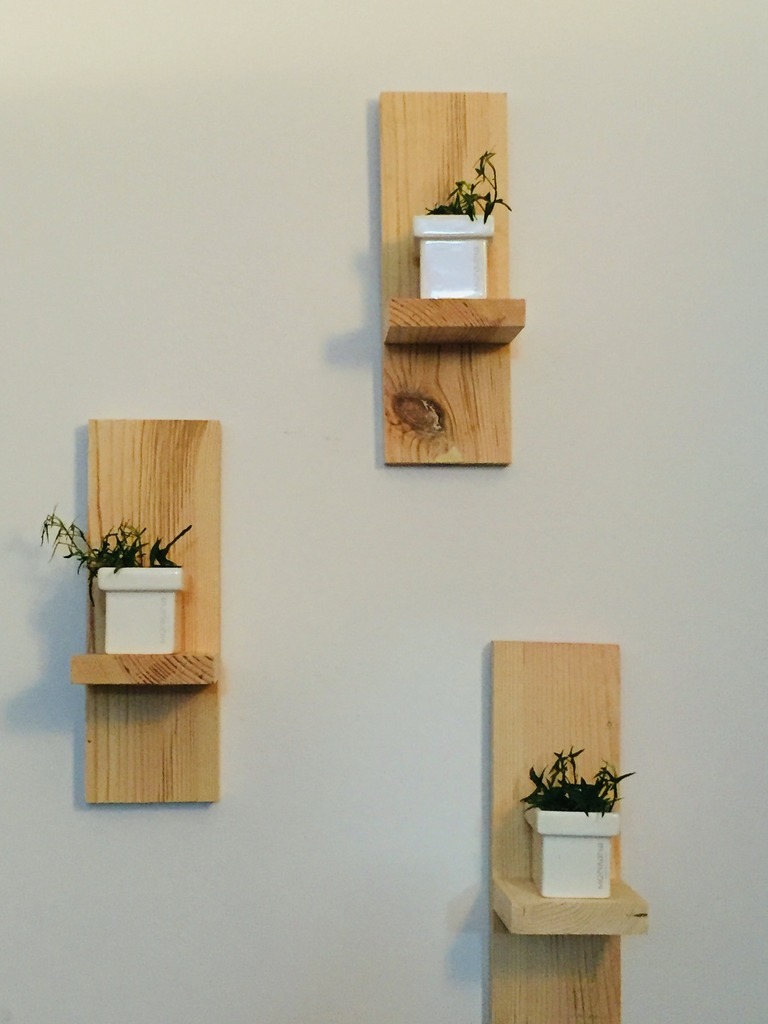 Minimalistyczna drewniana półka ścienna – lite drewno, ręczne wykonanie - obrazek 4