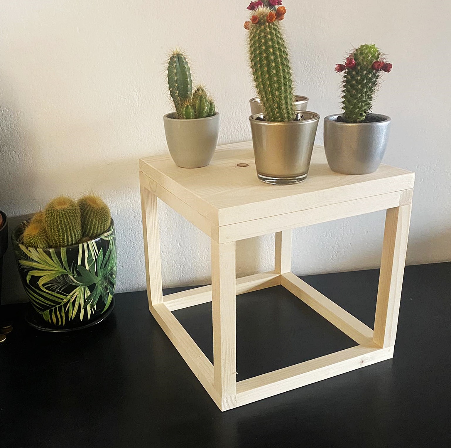 Drewniana podstawka pod kwiaty - elegancki kwietnik i doniczka dekoracyjna 25x25 cm