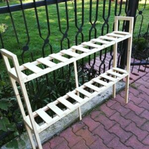 Wąski regał balkonowy na kwiaty – drewniana podstawka na doniczki Wąski regał balkonowy na kwiaty – drewniana podstawka na doniczki