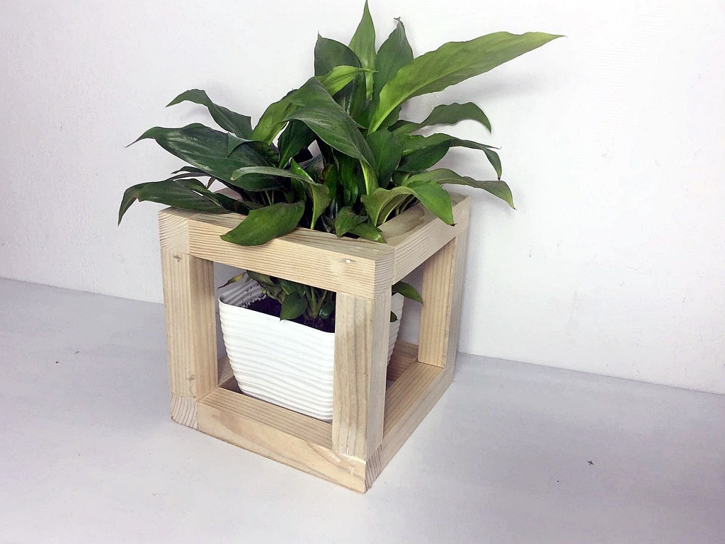 Industrialny stojak na doniczki – kwadratowa podstawka drewniana 25x25 cm - obrazek 3
