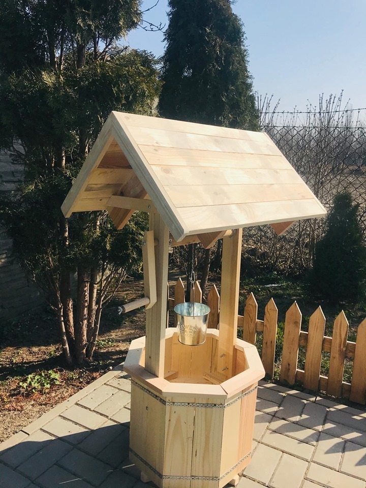 Ozdobna studnia ogrodowa z litego drewna – ręcznie robiona, naturalna