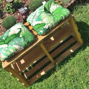 Drewniana Pufa Ogrodowa z Półką – Wielofunkcyjne Siedzisko do Domu i Ogrodu Drewniana Pufa Ogrodowa z Półką – Wielofunkcyjne Siedzisko do Domu i Ogrodu