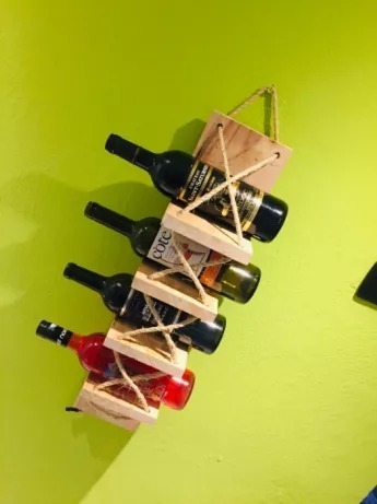 Drewniany stojak na wino – naturalny wieszak na butelki do kuchni - obrazek 5