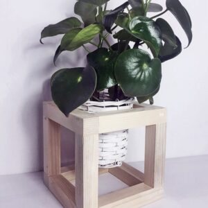 Industrialny stojak na doniczki – kwadratowa podstawka drewniana 25×25 cm Industrialny stojak na doniczki – kwadratowa podstawka drewniana 25×25 cm