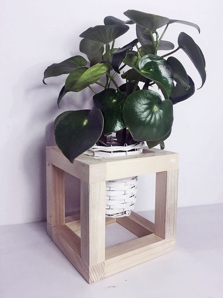 Industrialny stojak na doniczki – kwadratowa podstawka drewniana 25x25 cm
