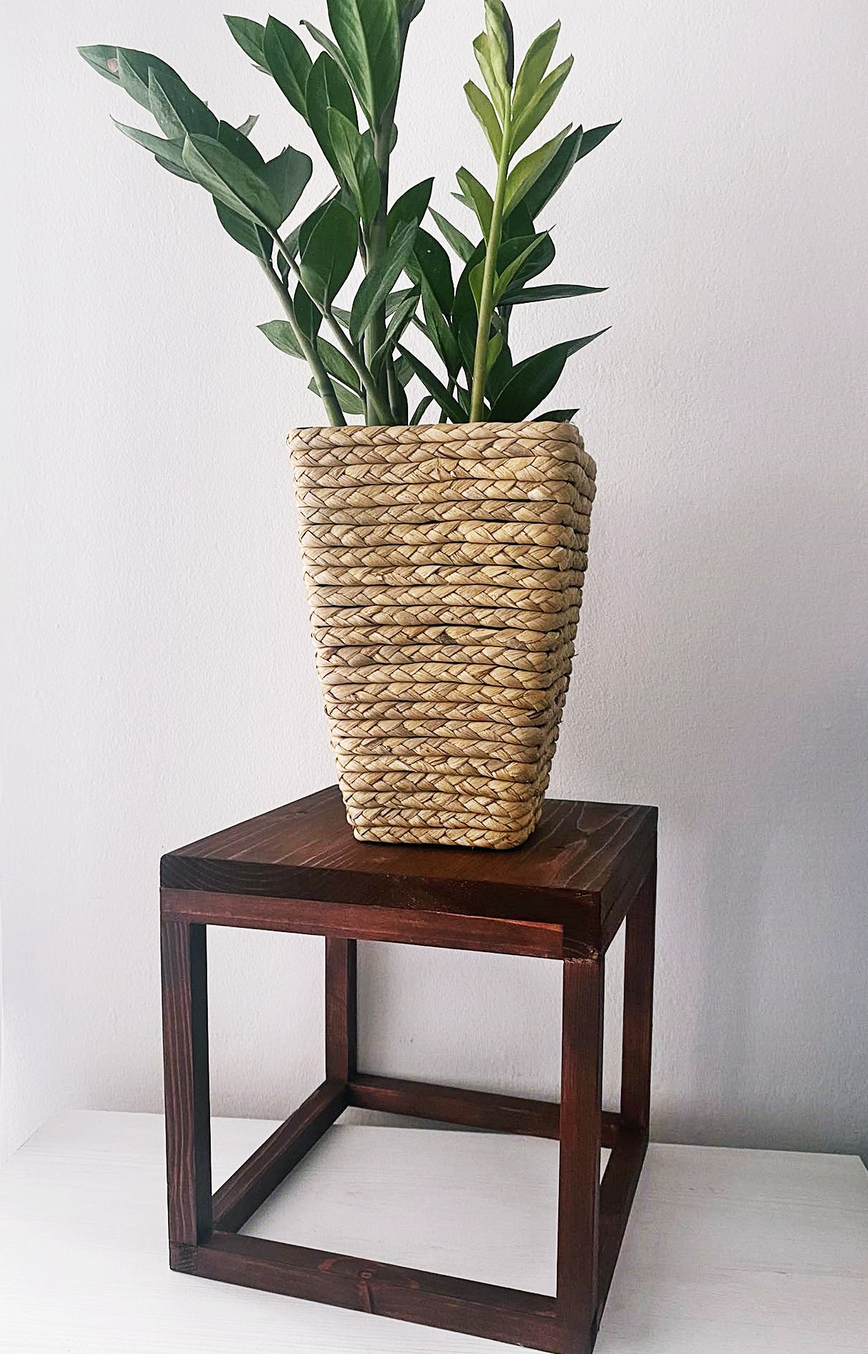 Drewniana podstawka pod kwiaty - elegancki kwietnik i doniczka dekoracyjna 25x25 cm - obrazek 6