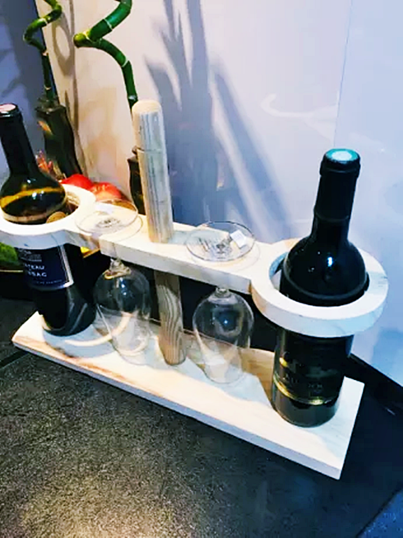 Drewniany Stojak na Butelki i Kieliszki – Elegancki Organizer do Wina