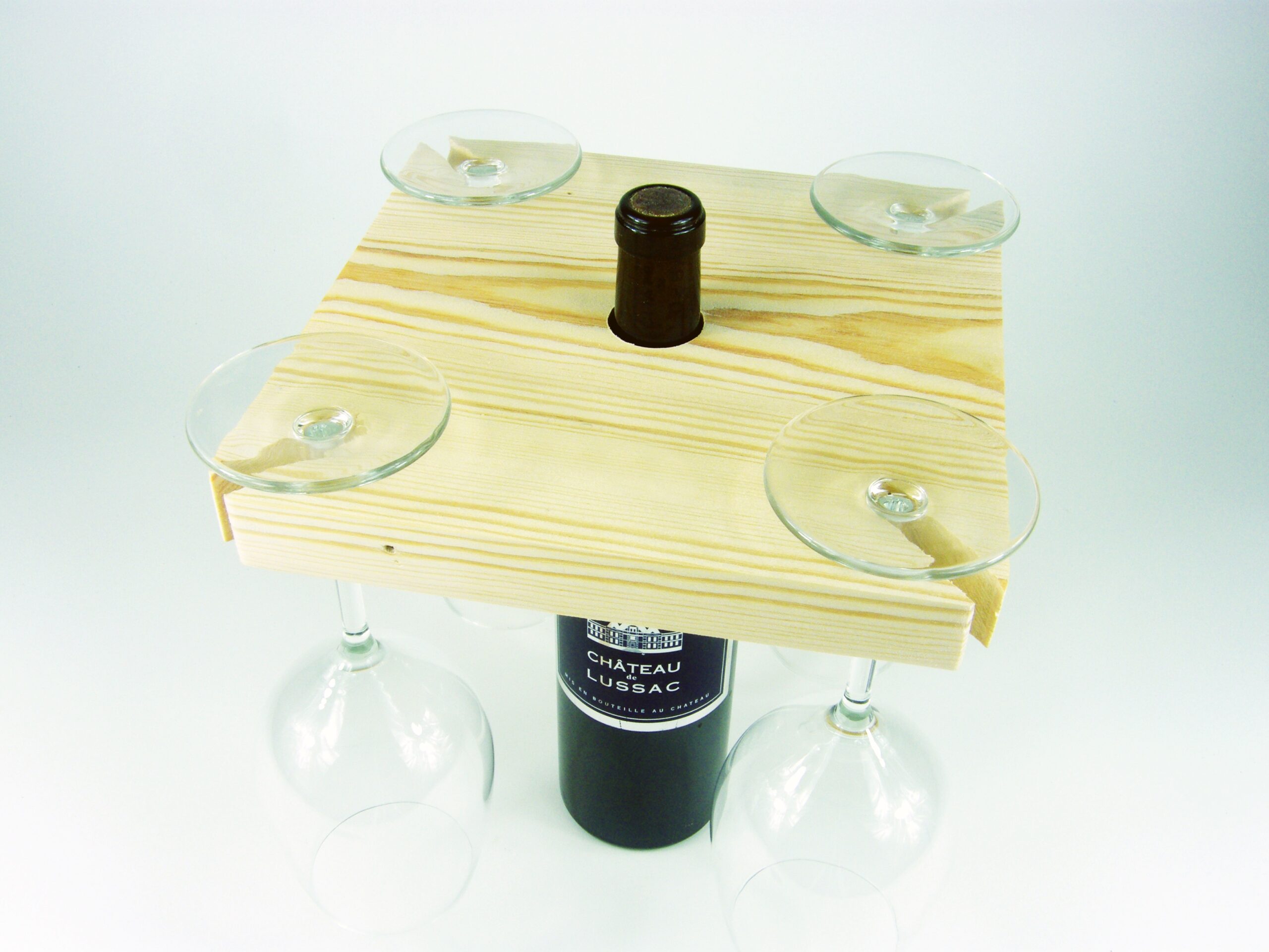 Drewniana półka na wino i kieliszki – naturalny stojak do kuchni i salonu